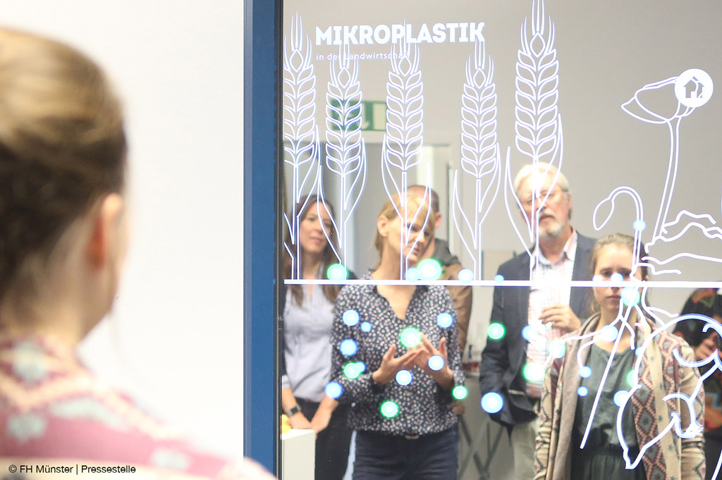 Smart Mirror der FH Münster gewinnt im Hochschulwettbewerb zu Mikroplastik in den Weltmeeren (Bild: FH Münster | Pressestelle).