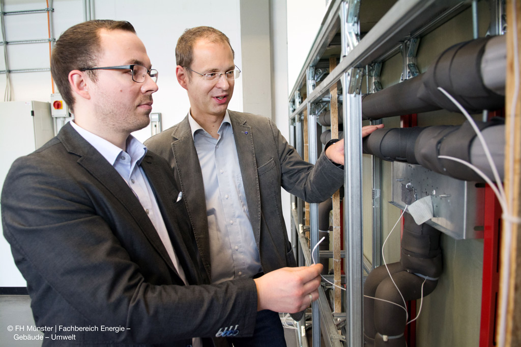 Stefan Brodale (l.) und Prof. Dr. Carsten Bäcker überprüfen die Warmwasserleitung.