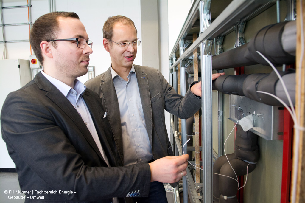 Stefan Brodale (l.) und Prof. Dr. Carsten Bäcker der FH Münster überprüfen die Warmwasserleitung zur Analyse der Keimschleuder (Bild: FH Münster | Fachbereich Energie – Gebäude – Umwelt)