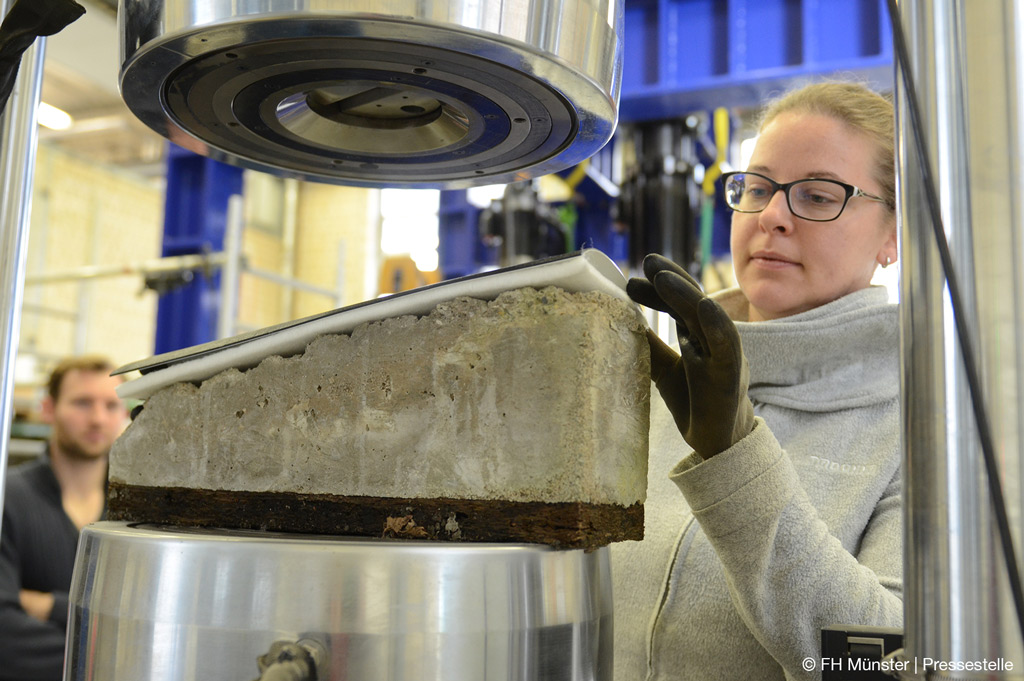 Das Team der FH Münster testet die Kunststoffdichtungsbahn auf der Baustellenprobe zur Sicherung von Tunnel (Bild: FH Münster | Pressestelle).