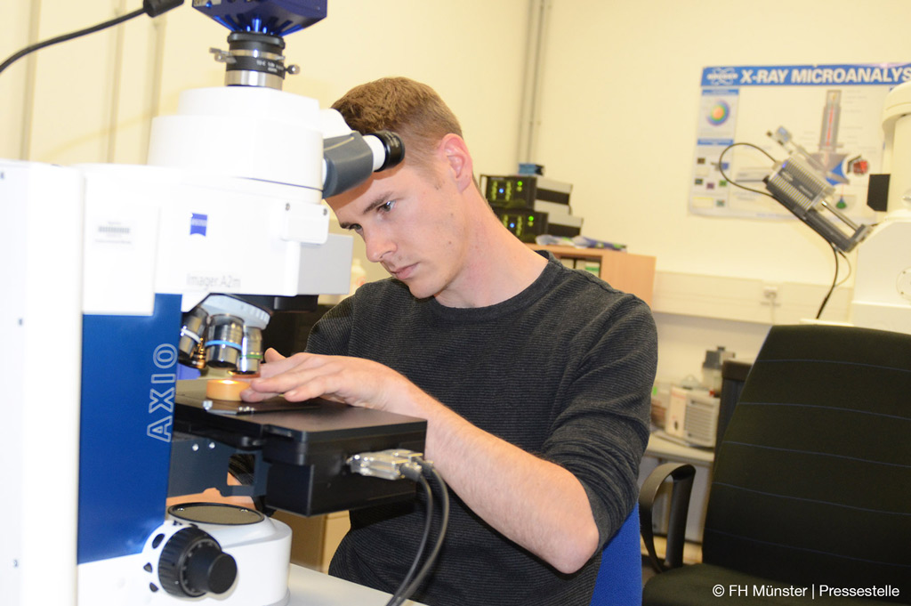 Tobias Schniedermann von der FH Münster untersucht unterschiedliche Polymere zum Schutz vor Strahlverschleiß (Bild: FH Münster | Pressestelle)