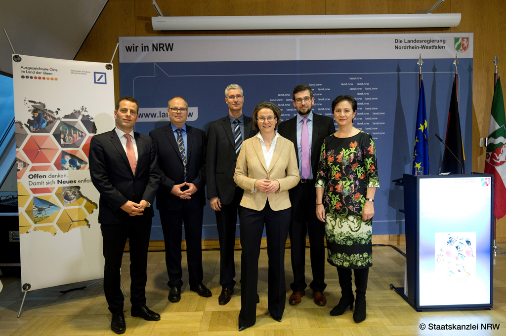 Die Preisverleihung für das Projekt EPICSAVE der H-BRS in der Staatskanzlei NRW (Bild: Staatskanzlei NRW)