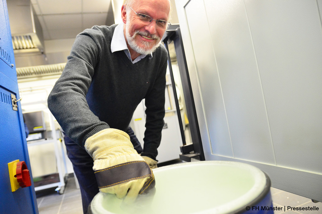 Für das Projekt "cool cut" der FH Münster hält Prof. Dr. Petersheim ein Messer in den Dampf des siedenden Flüssigstickstoffs (Bild: FH Münster | Pressestelle)
