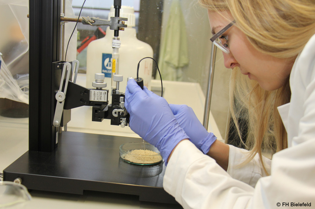 Die wissenschaftliche Mitarbeiterin der FH Bielefeld Katharina Hermann im Labor, wo unter anderem der Sauerstoffgehalt der Kapseln gegen Drahtwurmbefall untersucht wird (Foto: FH Bielefeld).