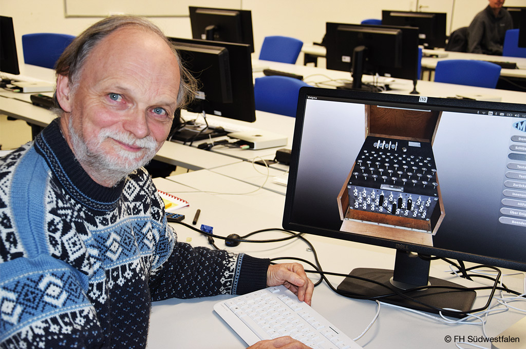 Prof. Dr. Walter Roth von der FH Südwestfalen mit der grafischen Darstellung der Enigma (Bild: FH Südwestfalen).