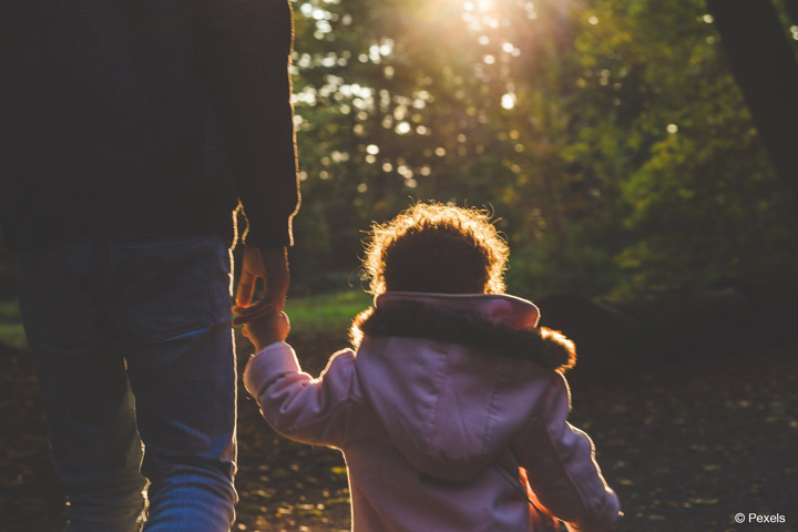 Die KatHO NRW entwickelt "Trampolin-Mind" zur Prävention von Substanzmissbrauch und psychischen Störungen bei Kindern suchtkranker Eltern (Bild: Pexels).