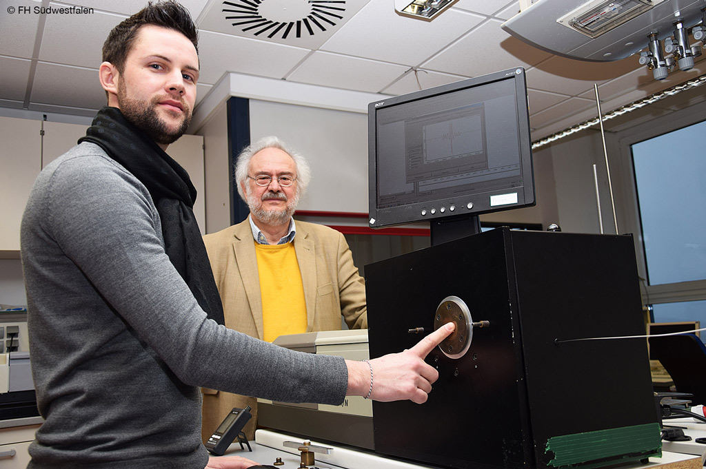 Sven Delbeck vor dem optischen Messaufbau, der die Blutzuckermessung in Zukunft nichtinvasiv gestalten soll (Bild: FH Südwestfalen).