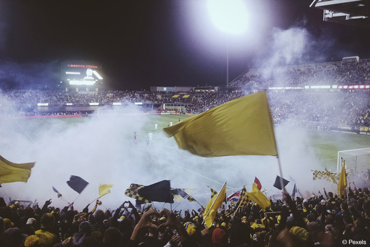 Studie zur Fußball-Fanszene: Gewalt und Drogenkonsum hängen zusammen (Bild: Pexels).