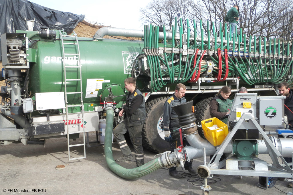 Anderes Futter - Weniger Gülle: Das Team lässt die Gülle aus dem Tank für die Analyse durch den mobilen NIRS-Sensor pumpen (Bild: FH Münster | FB EGU).