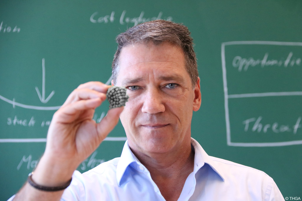 Prof. Dr. Alfred Niski von der THGA hält einen Magnet (Bild: THGA).