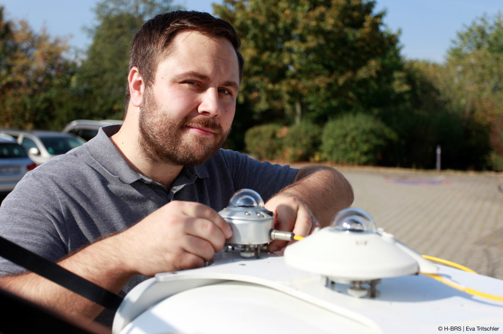 Christoph Schirrmeister, wissenschaftlicher Mitarbeiter im Projekt MetPVNet, justiert ein Pyranometer auf dem Suntracker (Bild: Eva Tritschler).