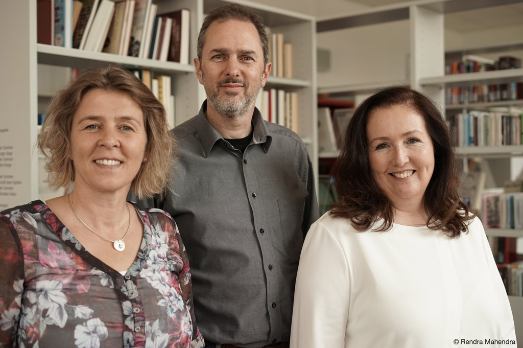 Das Direktorium von ZIEL: (von links) Prof. Dr. Iris Groß, Prof. Dr. Marco Winzker, Andrea Schröder (Foto: Rendra Mahendra).