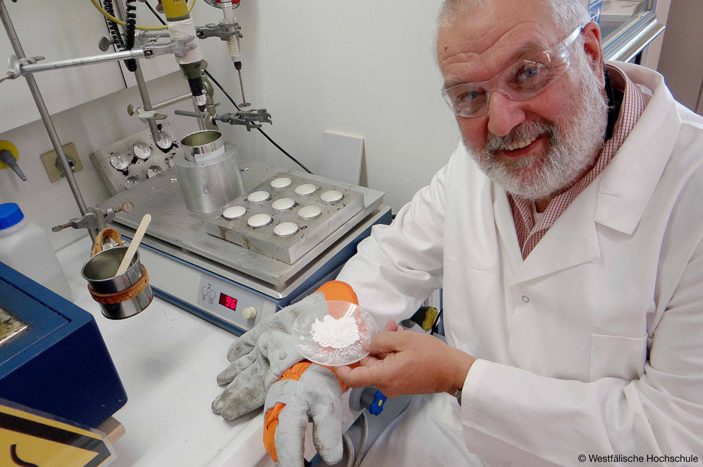 Biobasierter Klebstoff: In einem eigens angefertigten Heizblock haben Prof. Dr. Klaus-Uwe Koch und sein Team über 300 Rezepturen für Bio-Haftschmelzklebstoffe entwickelt (Bild: Westfälische Hochschule).