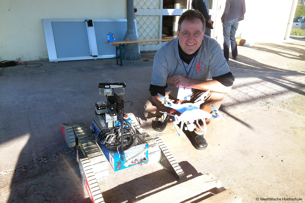 Prof. Dr. Hartmut Surmann von der Westfälischen Hochschule ist mit seinen Rettungsrobotern am Aufbau für das Kompetenzzentrum für Robotersysteme beteiligt (Bild: Westfälische Hochschule).