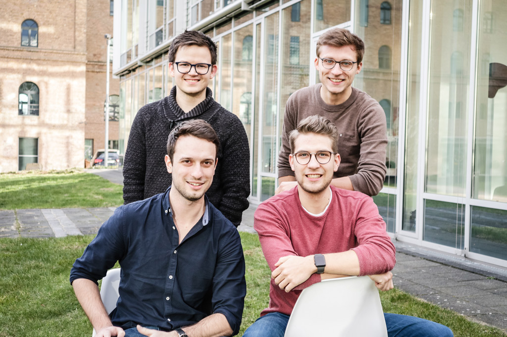 Das Team der Kartenhaus Software GmbH: v.l. (hinten): Timothy Krechel, Tim Erdmann, Benedikt Schmeitz , Matthias Sell (vorne rechts) (Bild: Kartenhaus Software GmbH).