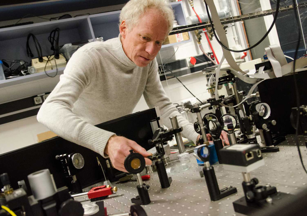 Prof. Dr. Ulrich Wittrock arbeitet in seinem Photoniklabor unter anderem mit Optiken. Im neuen Optikzentrum wird er für seine Forschungen auf eine verbesserte Ausstattung und reinraumartige Bedingungen zurückgreifen können. (Bild: FH Münster | Pressestelle).