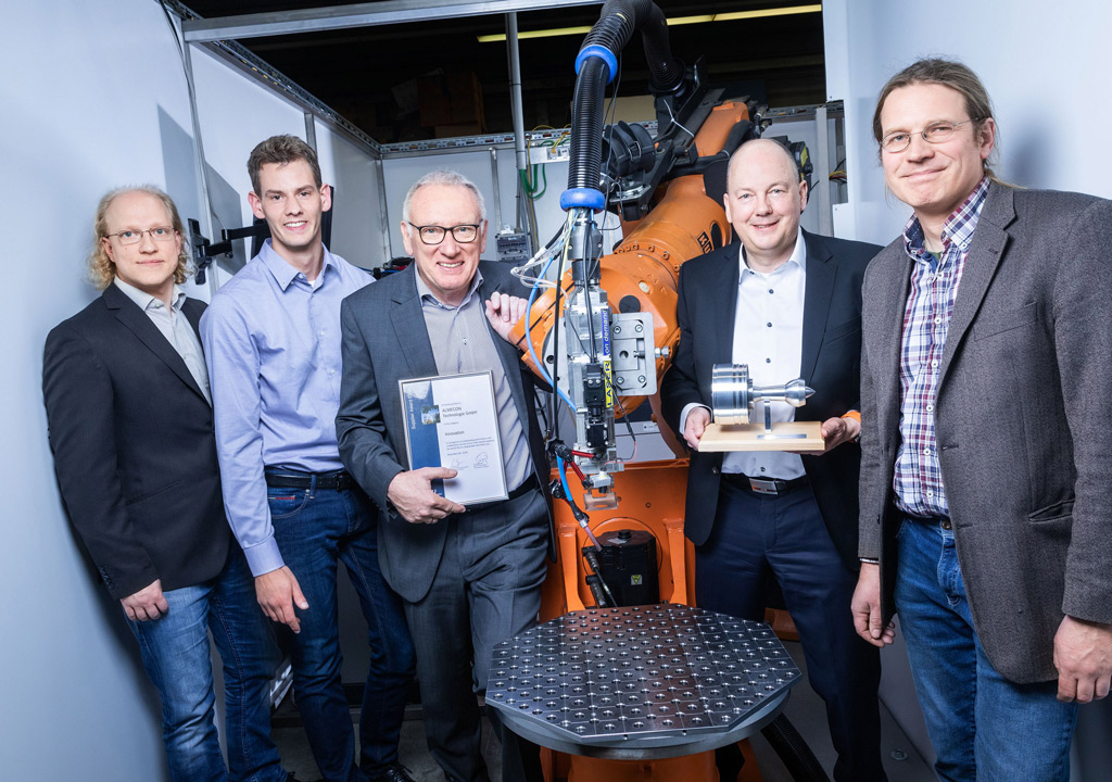 Freuen sich über den MTU Supplier Award (v.l.): Projektmitarbeiter Victor Holstein und Hendrik Conze, Geschäftsführer Wolfgang Weber und Lorenz Vinke sowie Prof. Dr. Matthias Hermes (Bild: ALMECON | FH Südwestfalen).