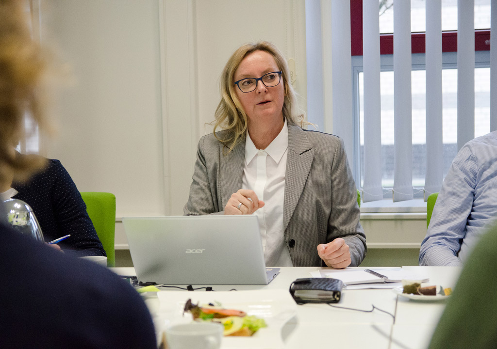 Verbesserte Krebserkennung: Dr. Karin Mittmann diskutiert mit Partnern des InMediValue-Projekts (Bild: FH Münster | Pressestelle).