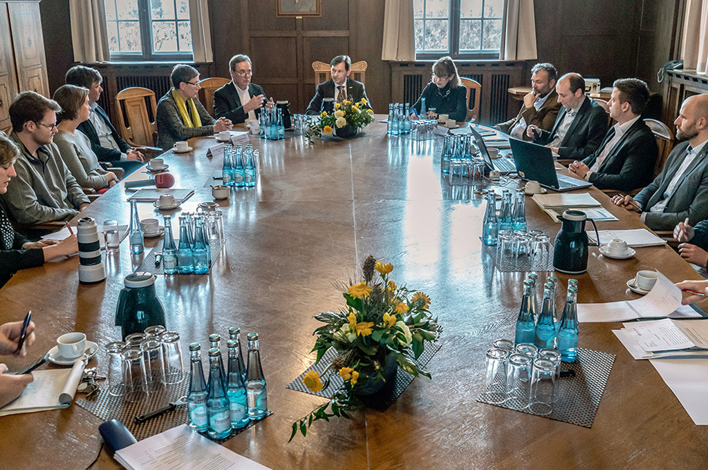 In einer Pressekonferenz in Herne erläuterten die Teams der beteiligten Hochschulen ihren Forschungsansatz zu R2Q (Bild: Stadt Herne/Thomas Schmidt).