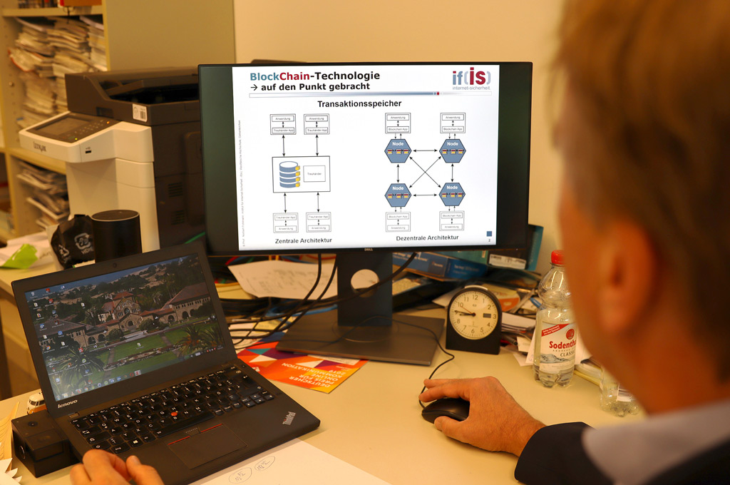 Professor Pohlmann arbeitet an einer Blockchain-Präsentation im Institut für Internet-Sicherheit an einem Laptop und PC. (Bild: WH/JM)