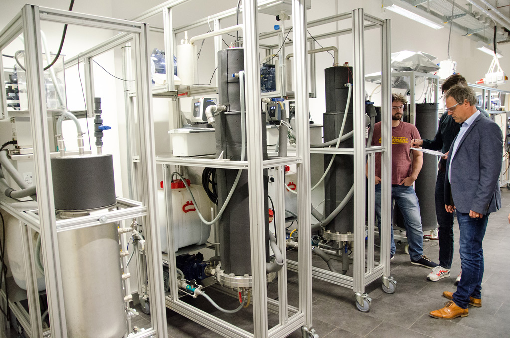 Die drei Reaktoren, an dem, das Projektteam im Labor mit verschiedenen Güllearten gearbeitet hat. (Bild: FH Münster | Pressestelle)