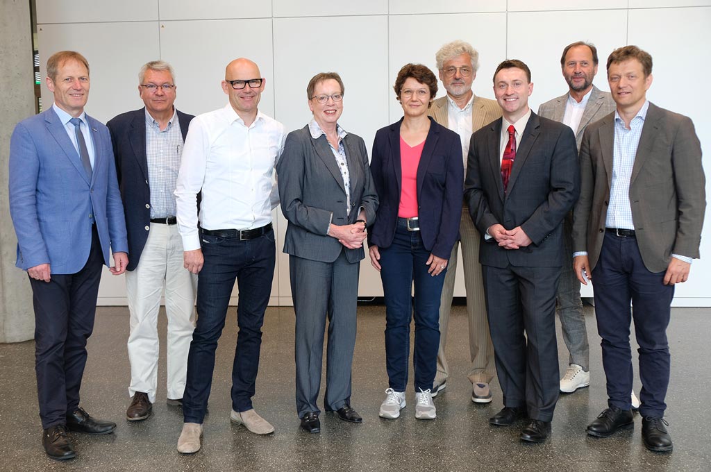 Projektpartner (v.l.): Prorektor Prof. Dr. Reinhold Decker (Uni Bielefeld), Prof. Dr. Andreas Hütten (Sprecher CiMT Uni Bielefeld), Michael Klein (CNC Speedform AG), Regierungspräsidentin Marianne Thomann-Stahl, Prof. Dr. Sonja Schöning (Sprecherin CiMT FH Bielefeld), Vizepräsident Prof. Dr. Friedrich Biegler-König (FH Bielefeld), Prof. Dr. Sebastian Oßwald (Miele & Cie. KG), Dekan Prof. Dr. Lothar Budde (FH Bielefeld) und Volker Andresen (LaVision Biotec). (Bild: Malin Stuckmann | FH Bielefeld)