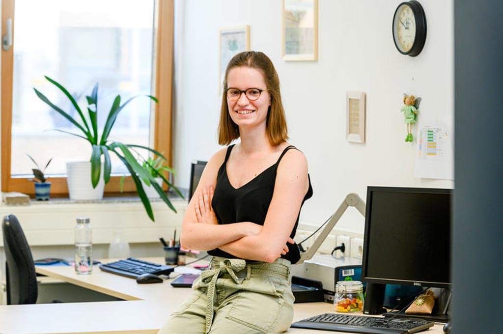 Projektmitarbeiterin Martina Thume in ihrem Büro. (Bild: Hochschule Niederrhein).