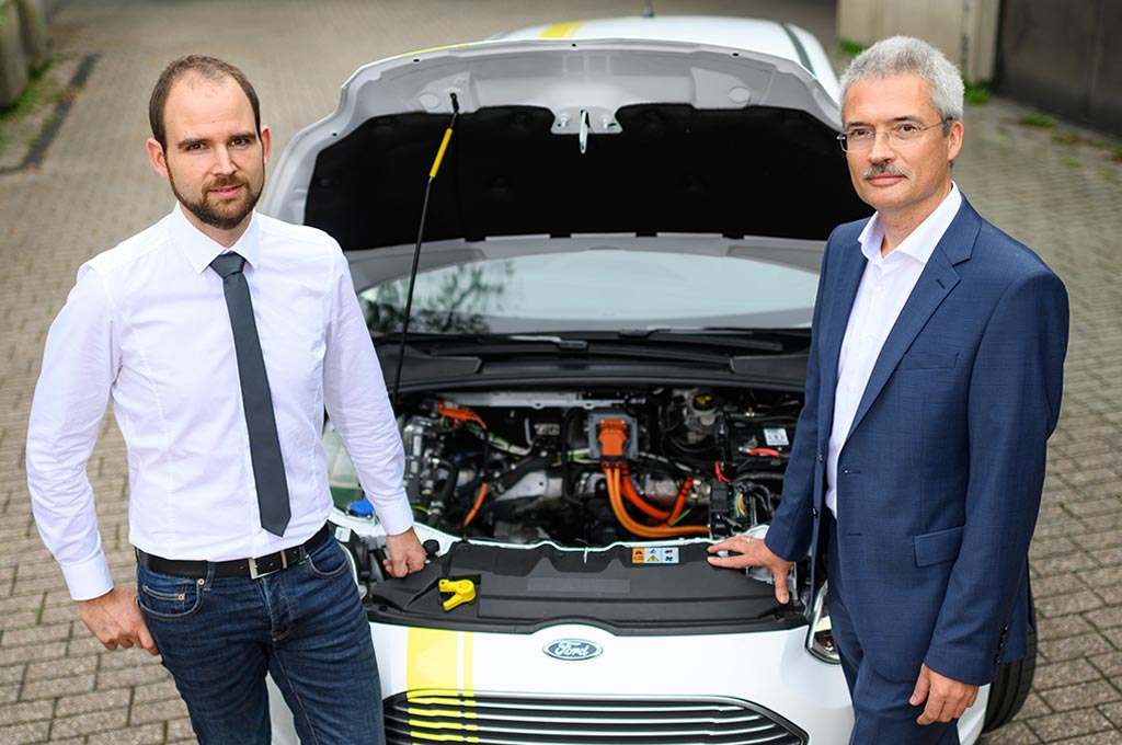 Martin Voßwinkel, wissenschaftlicher Mitarbeiter, und Prof. Dr. Andreas Lohner vom Institut für Automatisierungstechnik der TH Köln (Bild: Costa Belibasakis|TH Köln)