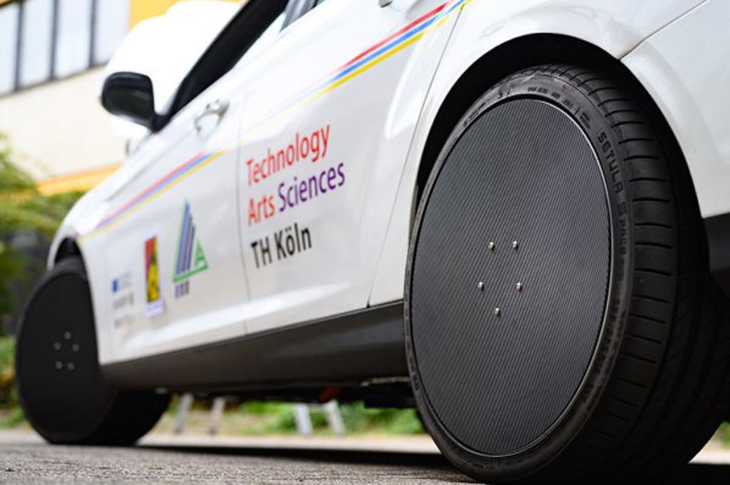 Testauto, das mit der Leistungselektronik in den Rädern verbaut ist. Die Elektromotoren sind samt der Leistungselektronik in den Rädern verbaut. (Bild: Costa Belibasakis/TH Köln)