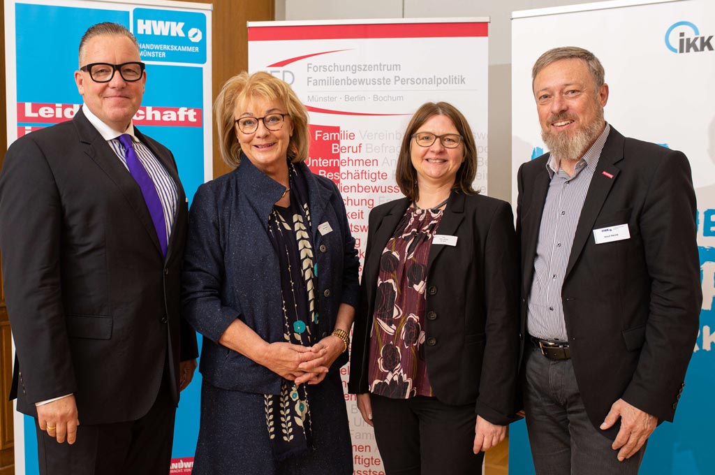 Die Vortragenden des Abends (v.l.n.r.): Prof. Dr. Olaf Arlinghaus (FH Münster), Prof.in Dr.in Irene Gerlach (FFP), Karin Jöhring (IKK classic) , Knut-Rüdiger Heine (Handwerkskammer Münster). (Bild: Peter Leßmann | HWK Münster)