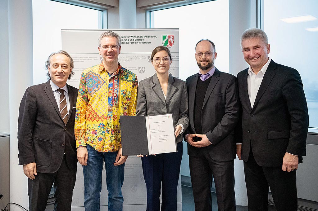 Wirtschafts- und Digitalminister Prof. Dr. Andreas Pinkwart (rechts) überreicht den Förderbescheid. v.l.: Prof. Dr. Ioannis Iossifidis (Hochschule Ruhr West, Bottrop), Dr. Christian Klaes (Universitätsklinikum Knappschaftskrankenhaus Bochum), Dr. Corinna Weber (SNAP GmbH, Bochum), Dr. Matthias Sczesny-Kaiser (Universitätsklinikum Bergmannsheil, Bochum)