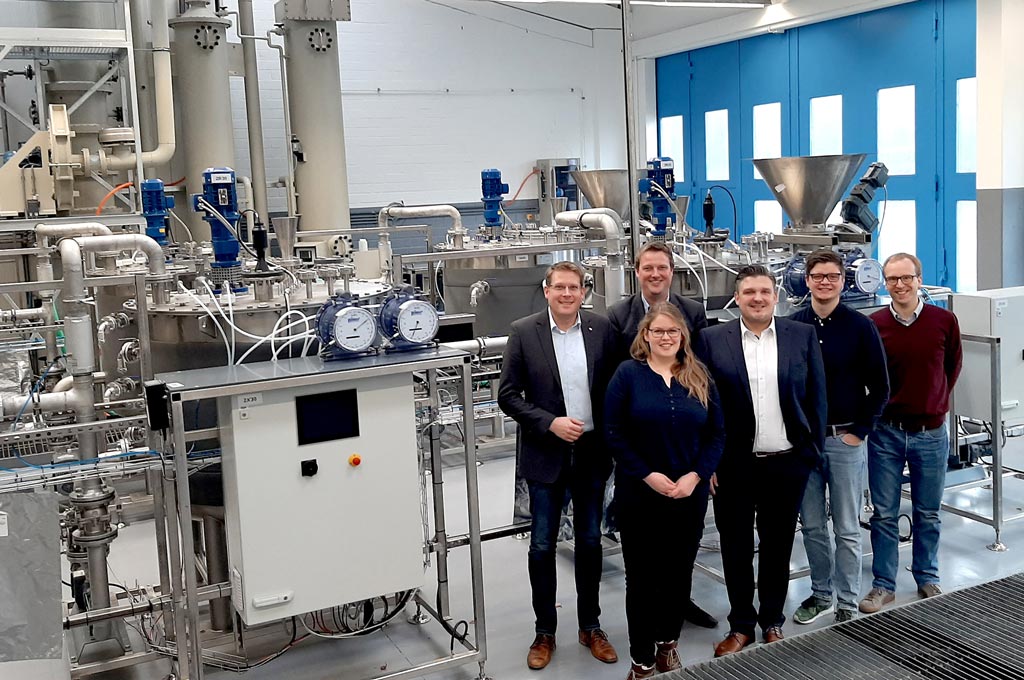 Die zweistraßige Biogasanlage für die ersten Versuche sind da, jetzt kann BioReSt starten: Das Projektteam mit (v.l.) Jens Petermann, Benedikt Baackmann, Marion Schomaker, Dr.-Ing. Elmar Brügging, Tobias Weide und Dr. Daniel Baumkötter.