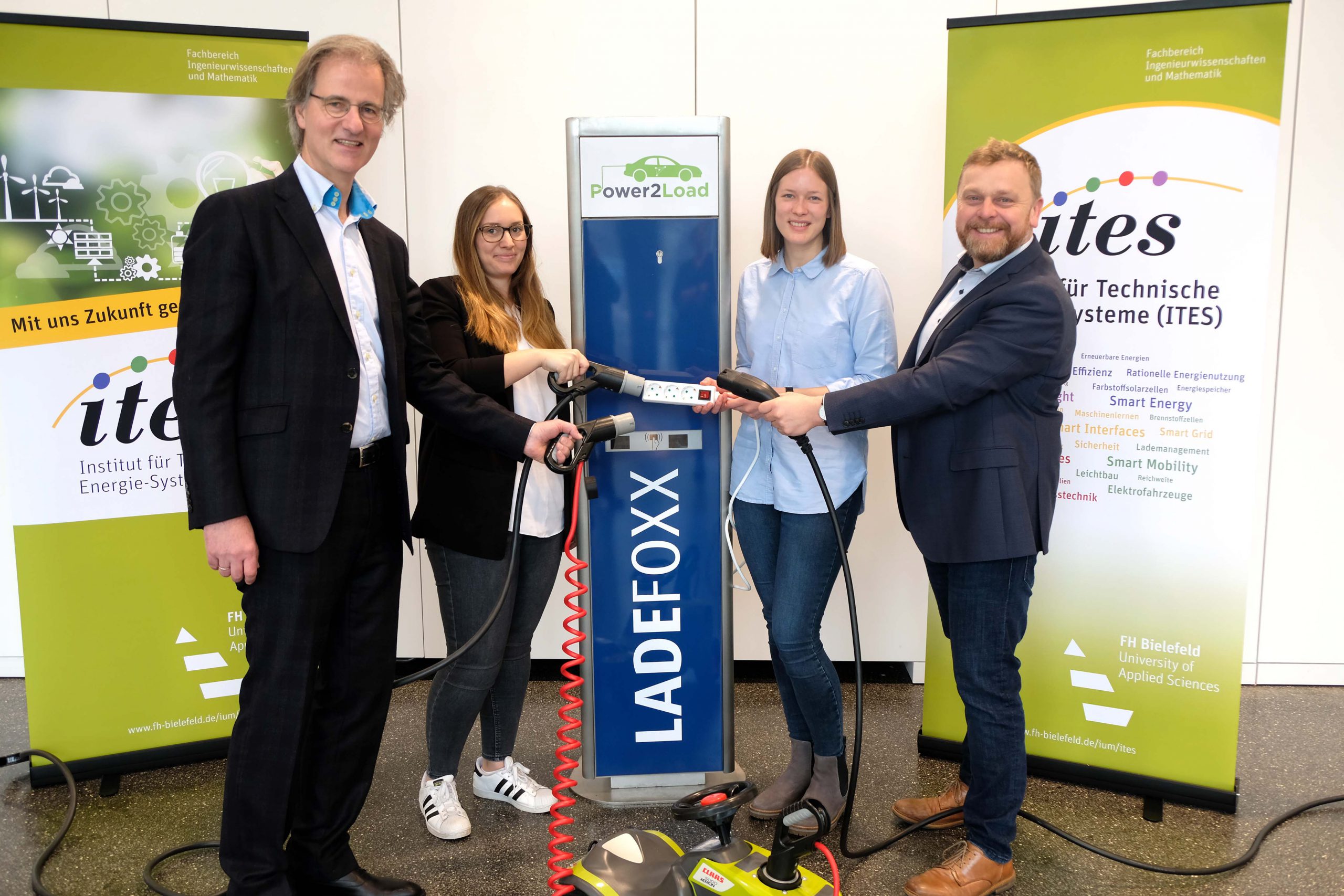 Die Projektpartner von Power2Load: Dr. Peter Westerbarkey (Westaflex GmbH), Julia Eberharter (Archimedes Technik GmbH), Katrin Schulte (FH Bielefeld) und Prof. Dr.-Ing. Jens Haubrock (FH Bielefeld) (v.l.n.r.) (Bild: FH Bielefeld|Sarah Heise)