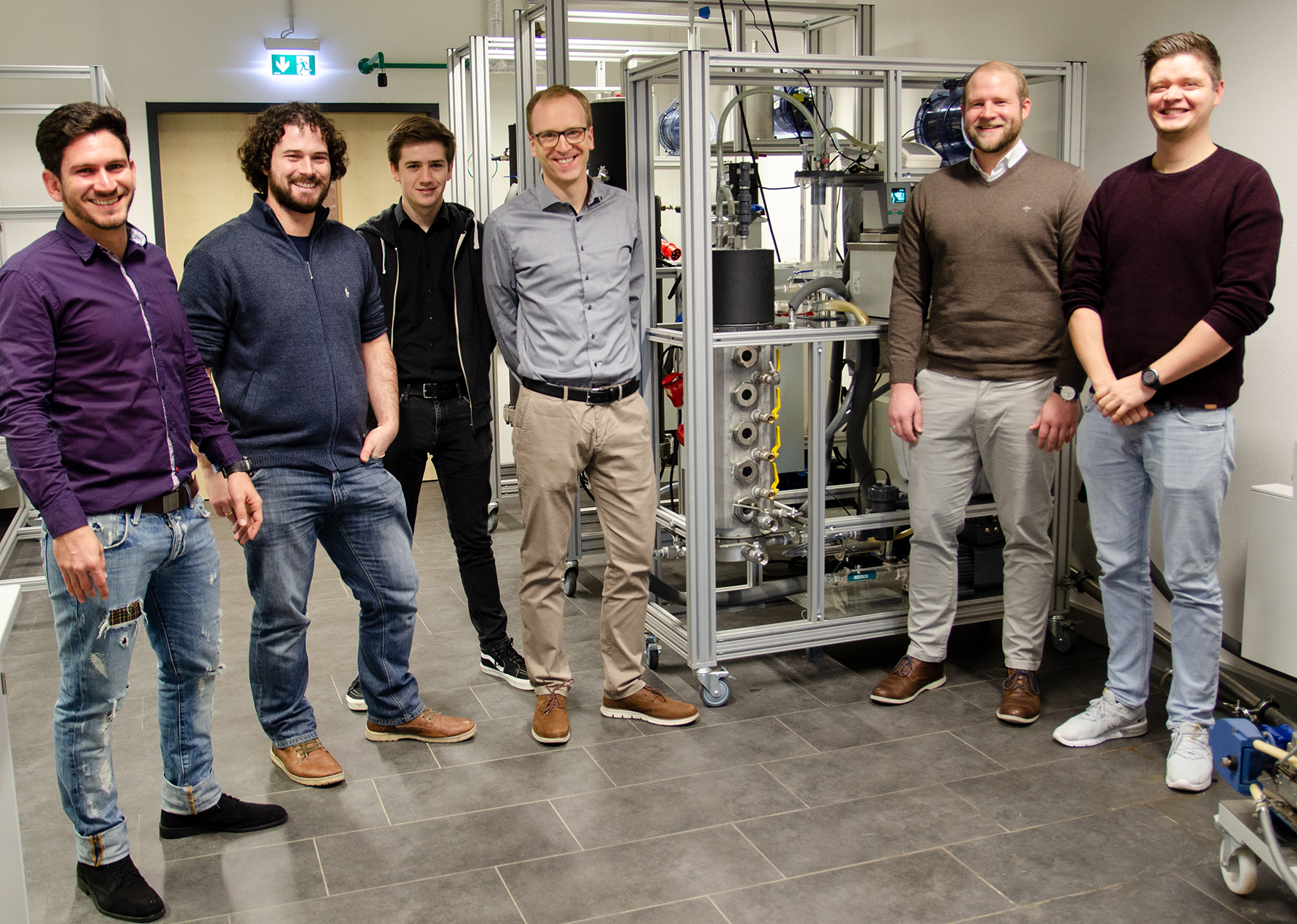 Das BioSmart-Team am Hochlastreaktor im Labor (v.l.): Roberto Hernández Regalado (FH Münster), Jeroen Terwort (PlanET), Jure Häner, Dr. Daniel Baumkötter, Lukas Wettwer und Tobias Weide (alle FH Münster). (Bild: FH Münster/Theresa Gerks)