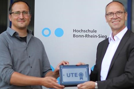 Professor Luigi Lo Iacono (li) mit Auftraggeber Detlev Henze, Geschäftsführer der TÜV Trust IT.