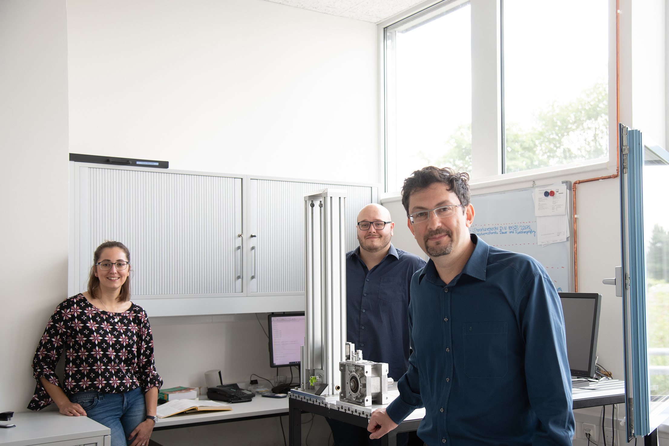 Sie arbeiten zusammen im Projekt SIGMA3D (v. l.): Ann-Kathrin Carl, Andre Hanekamp und Prof. Dr. David Hochmann. (Bild: FH Münster/Katharina Kipp).