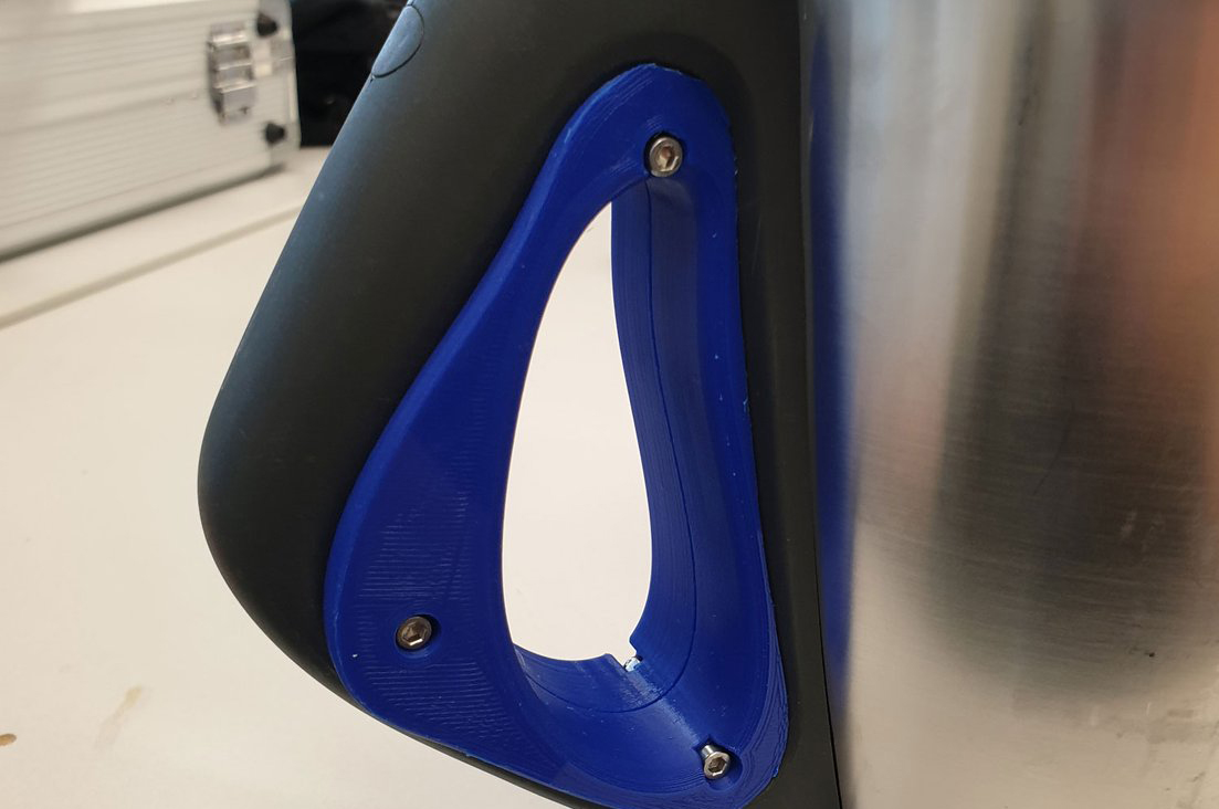 Nach dem Ausdruck aus dem 3D-Drucker wurde das blaue Hilfsmittel zur Erweiterung des Griffs am Topf angebracht. (Bild: el4 | Lisa Preissner).