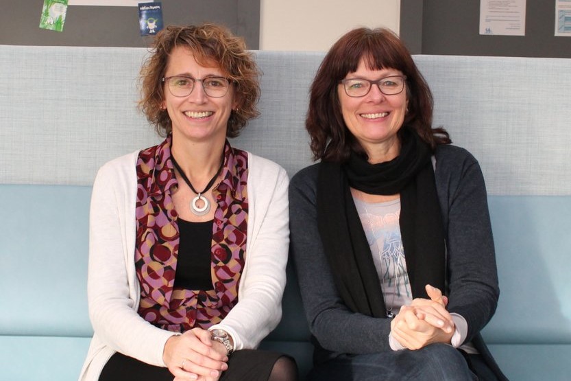 Auf dem Archivbild von Ende 2018 sind hier Angela Rocholl (links) und Dr. Ute Lange, Professorin der HS Gesundheit für Hebammenwissenschaft, zu sehen.