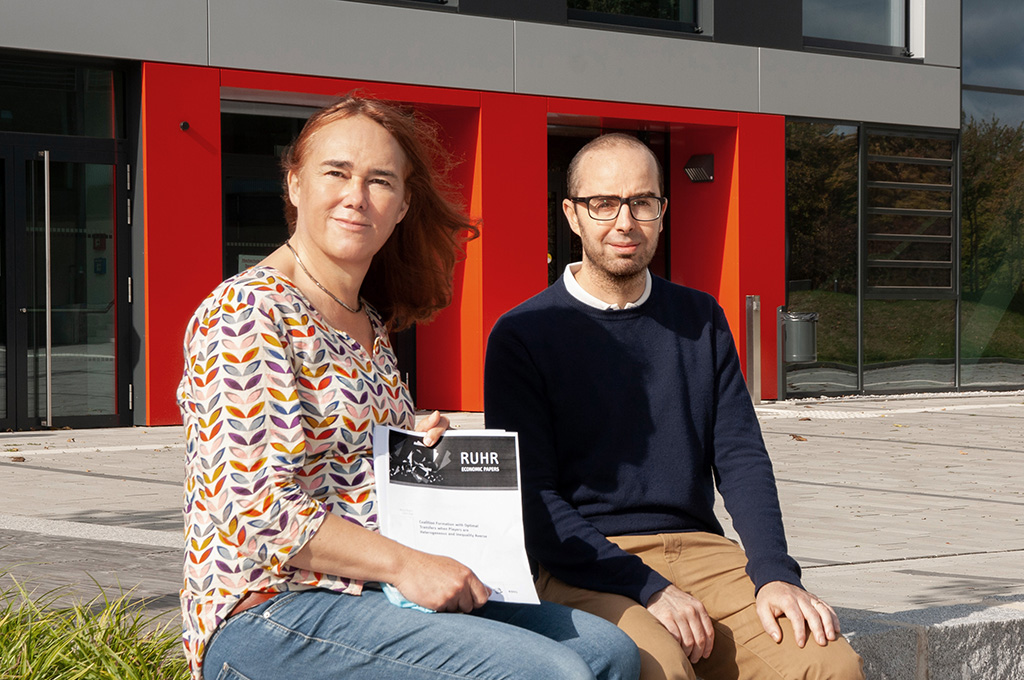 Professorin Carla Johanna Vogt (links) und Dr. Marco Rogna präsentieren an der Hochschule Bochum ihre Forschungsergebnisse.