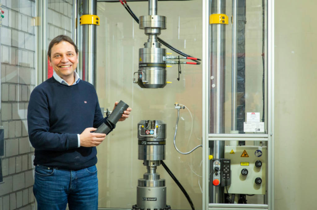 Prof. Dr. Jochen Blaurock vor dem Hydropulser, mit dem die Experimente im Forschungsprojekt durchgeführt wurden.