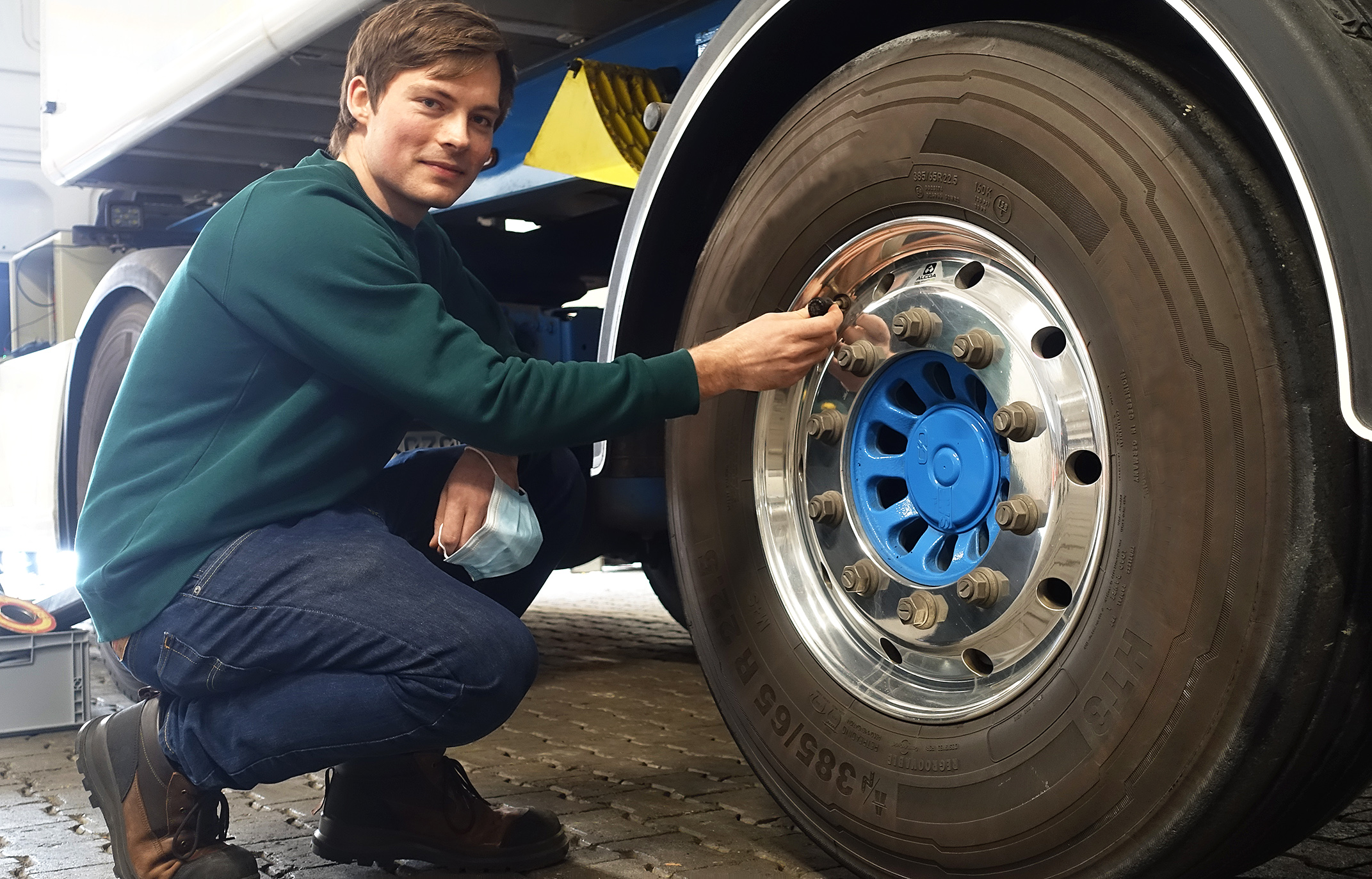 Für das Projekt CargoTrailSense hat Marius Jones, wissenschaftlicher Mitarbeiter am Fachbereich Maschinenbau der FH Dortmund, Lkw mit zahlreichen Sensoren ausgestattet