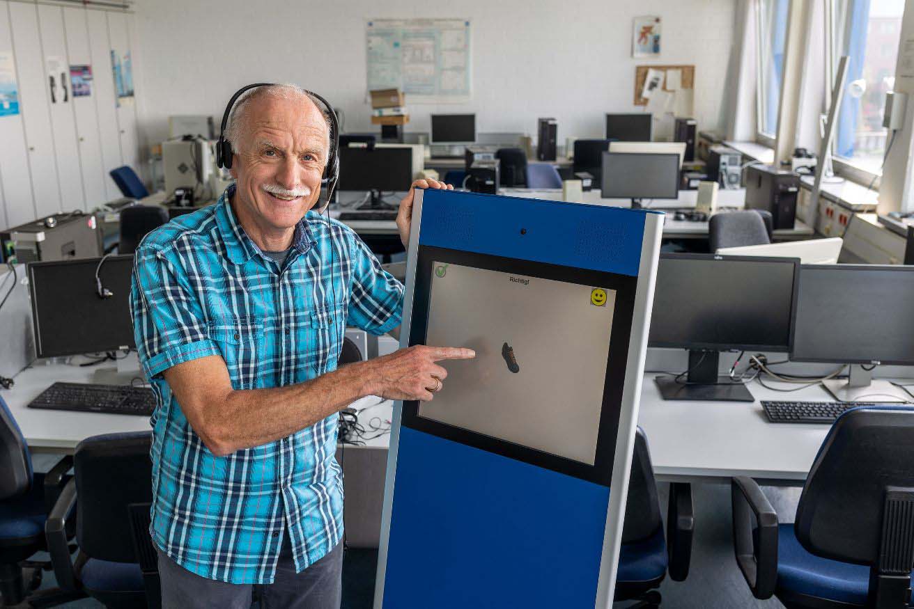 Professor Hans-Günter Hirsch entwickelt eine robuste Spracherkennung (Bild: Hochschule Niederrhein).