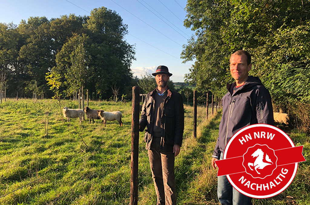 von links: Prof. Dr. Jens Gebauer und Prof. Dr. Dietrich Darr auf einer Wiese