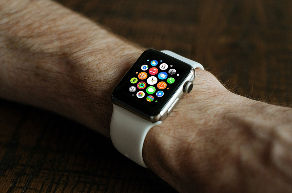 Eine ältere Person trägt eine Smartwatch