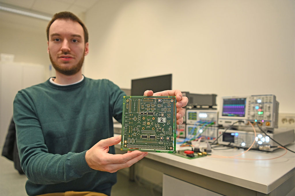 AlexanderWalsemann von der FH Dortmund präsentiert den neuartigen Mikroprozessor-Chip © FH Dortmund | Michael Milewski