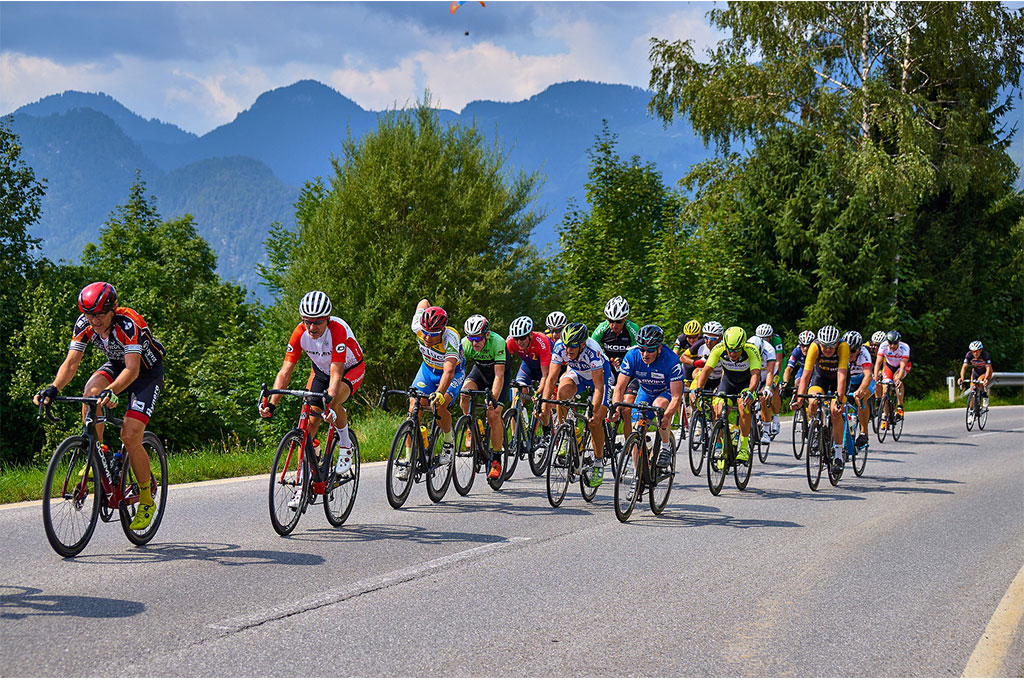 Eine Gruppe von Triathlonsportler*innen auf Fahrrädern