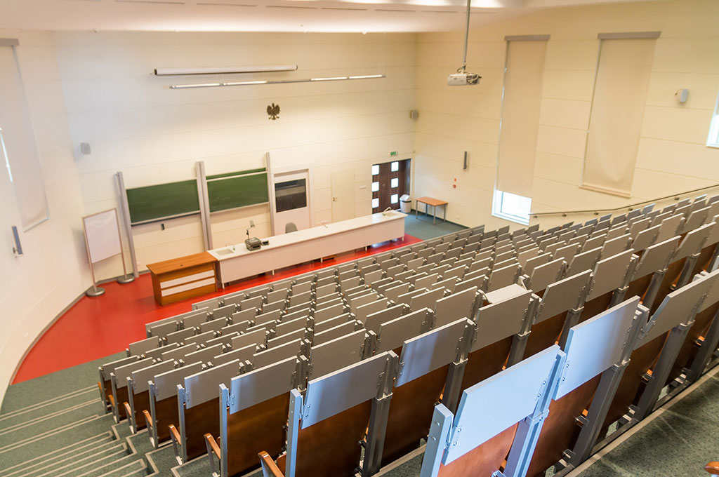 Jürgen Gröninger vom Laserzentrum der FH Münster (l.) traf Mitarbeiter der Firma BK-Pulverbeschichtung. Die Hochschule arbeitet zusammen mit dem Steinfurter Unternehmen im Forschungsprojekt „Laserabtrag lokaler Fehlstellen“ (kurz: „LaLoFe“).