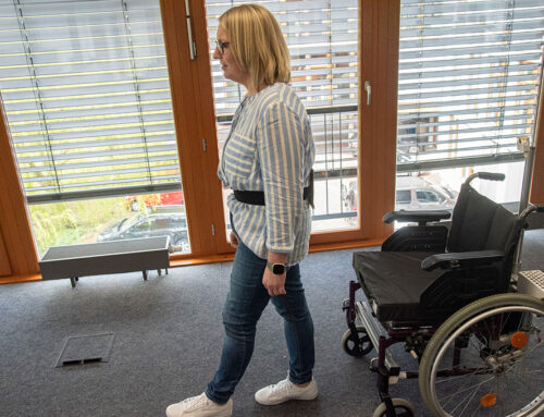 Automatischer Rollstuhl unterstützt bei der Gangschule