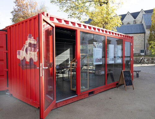 Projekt “Räume öffnen” zeigt kenianische Kunst im roten Übersee-Container